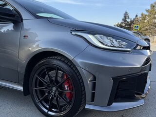 2024 Toyota Yaris IV Рестайлинг, серый, 4950000 рублей, вид 4