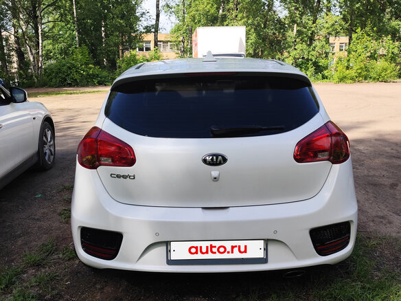 2017 Kia Ceed II Рестайлинг, белый, 1250000 рублей - вид 3