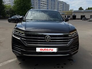 2019 Volkswagen Touareg III, коричневый, 5500000 рублей, вид 3