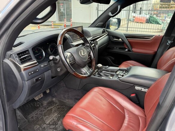 2017 Lexus LX 570 III Рестайлинг 2, серый, 5380000 рублей - вид 6