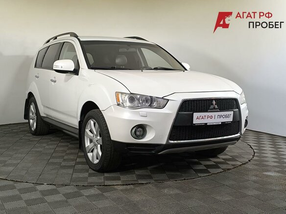 2011 Mitsubishi Outlander II Рестайлинг, белый - вид 2