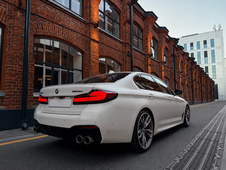 2022 BMW 5 серии M550i xDrive VII (G30/G31/G38) Рестайлинг, белый, 9490000 рублей, вид 4