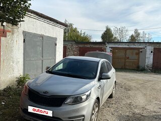 2017 Kia Rio III Рестайлинг, серебристый, 1170000 рублей, вид 2