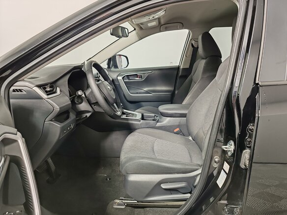2021 Toyota RAV4 V (XA50), чёрный, 3245000 рублей - вид 11
