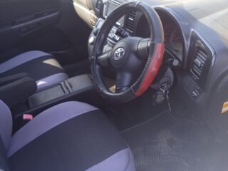2005 Toyota Wish I, белый, 700000 рублей, вид 5