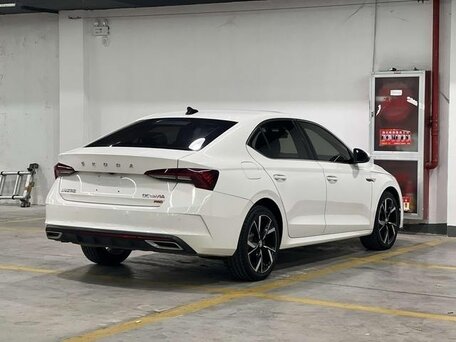 2022 Skoda Octavia IV (A8), белый, 2190000 рублей, вид 4