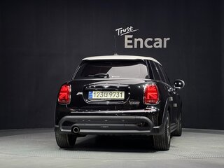 2022 Mini Hatch Cooper III (F55/F56) Рестайлинг 2, чёрный, 1740000 рублей, вид 3