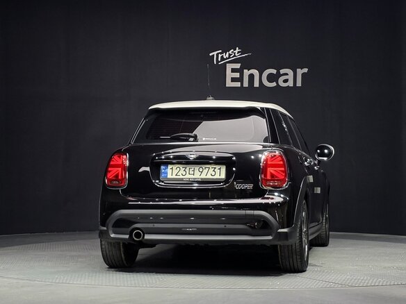 2022 Mini Hatch Cooper III (F55/F56) Рестайлинг 2, чёрный, 1740000 рублей - вид 2