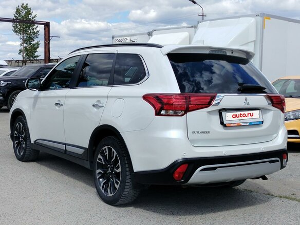 2022 Mitsubishi Outlander III Рестайлинг 3, белый - вид 3