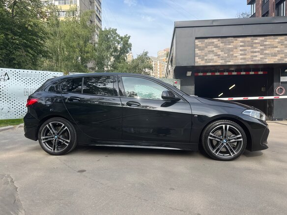 2021 BMW 1 серии 120i III (F40), чёрный, 3850000 рублей - вид 1