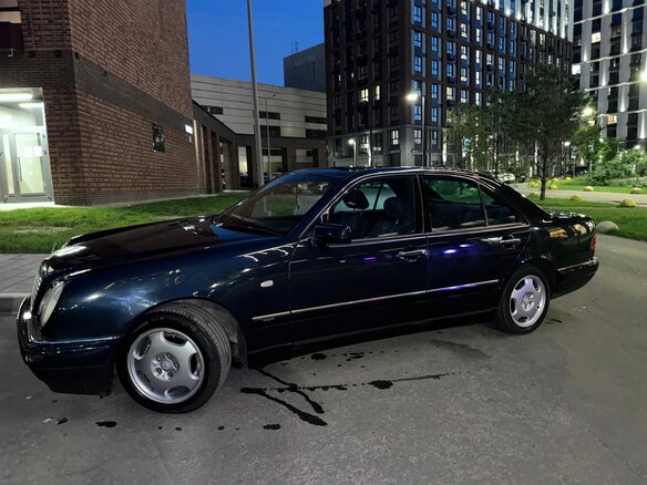 1998 Mercedes-Benz E-Класс 240 II (W210, S210), чёрный, 515000 рублей - вид 1