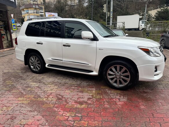 2011 Lexus LX 570 III, белый, 4200000 рублей - вид 1