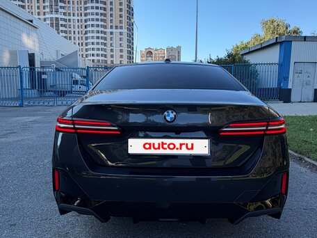 2023 BMW 5 серии 520d xDrive VIII (G60/G61/G68), серый, 7800000 рублей, вид 4