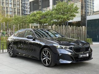 2025 BMW 5 серии 530i xDrive VIII (G60/G61/G68), чёрный, 8290000 рублей, вид 3