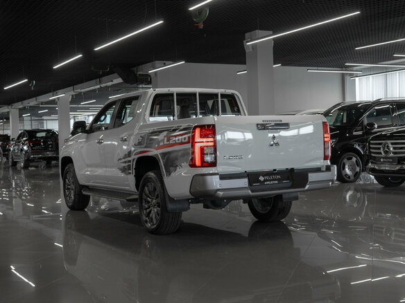 2025 Mitsubishi L200 VI, белый - вид 3