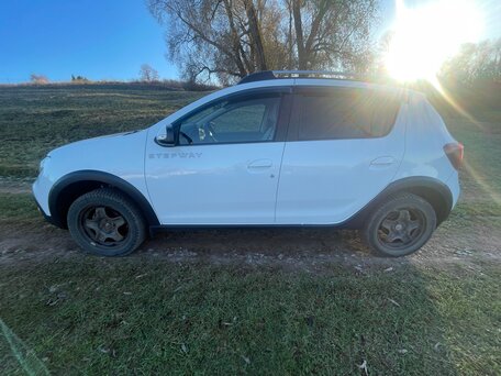 2018 Renault Sandero Stepway II Рестайлинг, белый, 850000 рублей, вид 3