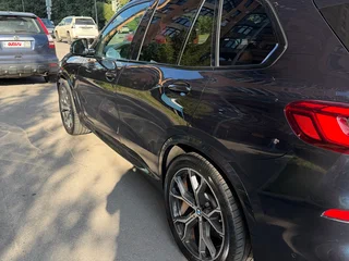 2018 BMW X5 50i IV (G05/G18), чёрный, 6400000 рублей, вид 4