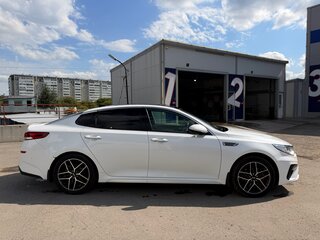 2019 Kia Optima IV Рестайлинг, белый, 1799000 рублей, вид 4