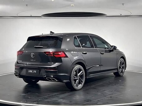 2022 Volkswagen Golf VIII, чёрный, 1970000 рублей, вид 4