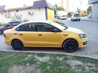 2018 Volkswagen Polo V Рестайлинг, жёлтый, 500000 рублей, вид 3