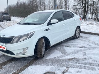 2011 Kia Rio 5-speed III, белый, 650000 рублей, вид 4