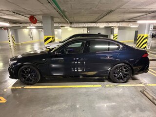 2024 BMW 5 серии 530i xDrive VIII (G60/G61/G68), синий, 7400000 рублей, вид 4