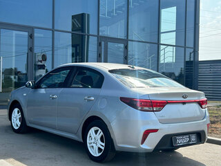 2018 Kia Rio IV, серебристый, 890000 рублей, вид 2