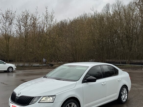 2017 Skoda Octavia III (A7) Рестайлинг, белый, 2100000 рублей - вид 1