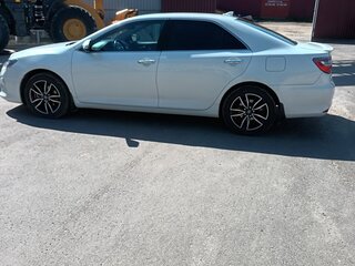 2017 Toyota Camry VII (XV50) Рестайлинг 2, белый, 1900000 рублей, вид 3