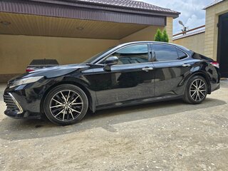 2018 Toyota Camry VIII (XV70), чёрный, 2350000 рублей, вид 3