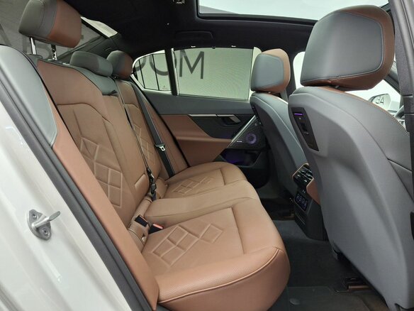 2025 BMW 5 серии 530i xDrive VIII (G60/G61/G68), белый, 9350000 рублей - вид 6