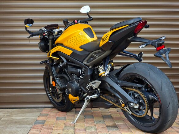 2023 Triumph Street Triple, жёлтый, 985000 рублей - вид 2