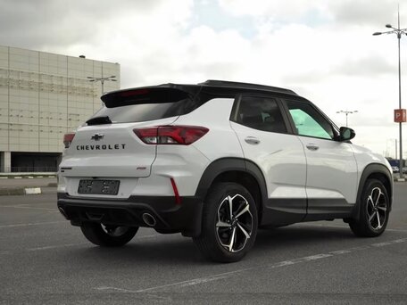 2023 Chevrolet TrailBlazer III Рестайлинг, белый, 2227327 рублей, вид 3