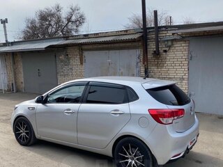 2016 Kia Rio III Рестайлинг, серебристый, 970000 рублей, вид 3