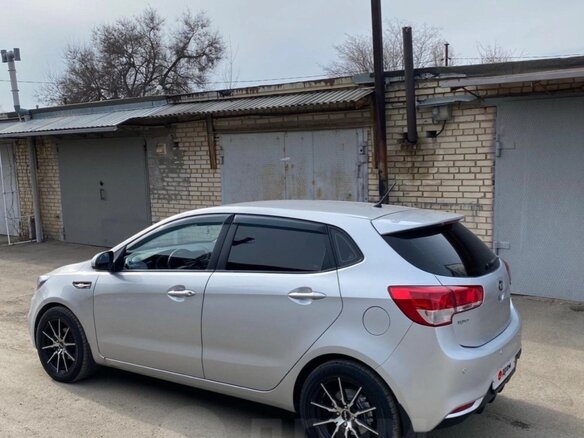 2016 Kia Rio III Рестайлинг, серебристый, 970000 рублей - вид 2