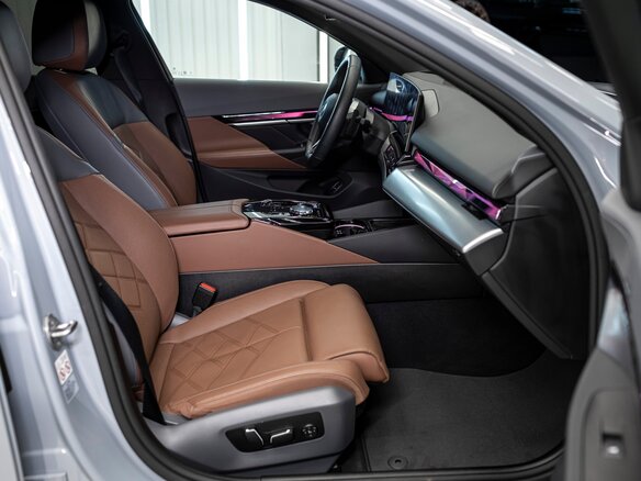 2024 BMW 5 серии 530i xDrive VIII (G60/G61/G68), серый, 7900000 рублей - вид 11