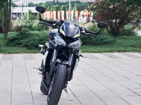 2021 Triumph Street Triple, чёрный, 940000 рублей, вид 3