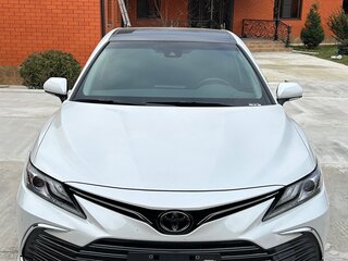 2022 Toyota Camry VIII (XV70) Рестайлинг, белый, 3000000 рублей, вид 2