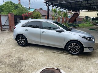 2024 Kia Ceed III Рестайлинг, серебристый, 2900000 рублей, вид 3