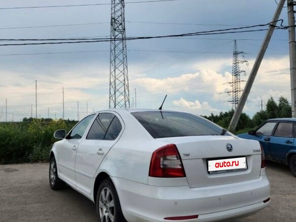 2012 Skoda Octavia II (A5) Рестайлинг, белый, 750000 рублей - вид 3