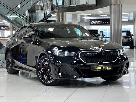2025 BMW 5 серии 530i xDrive VIII (G60/G61/G68), чёрный, 9300000 рублей, вид 3