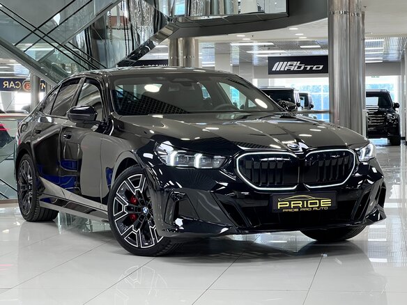2025 BMW 5 серии 530i xDrive VIII (G60/G61/G68), чёрный, 9300000 рублей - вид 3