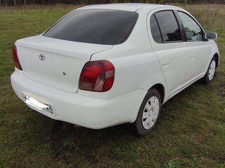 2001 Toyota Platz, белый, 350000 рублей, вид 1