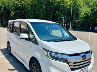 2017 Honda Stepwgn Spada V Рестайлинг, белый, 2210000 рублей, вид 4