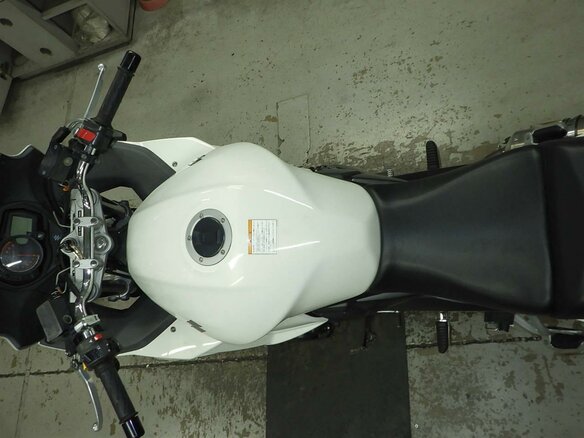 2011 Suzuki GSX 1250 FA, белый - вид 10
