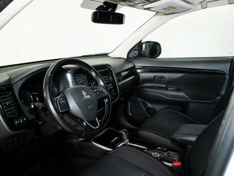 2019 Mitsubishi Outlander III Рестайлинг 3, белый, 2050000 рублей, вид 5