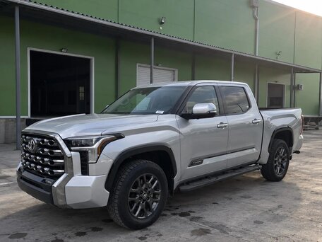 2025 Toyota Tundra CrewMax III, серебристый, 5900000 рублей, вид 4