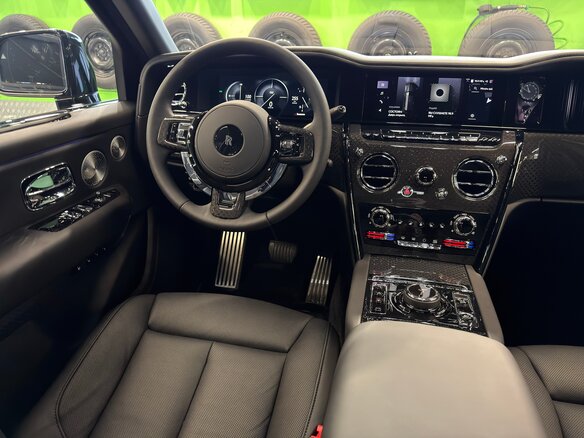 2025 Rolls-Royce Cullinan Black Badge I Рестайлинг (Series II), чёрный, 67900000 рублей - вид 9