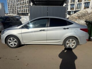 2015 Hyundai Solaris I Рестайлинг, серебристый, 800000 рублей, вид 4