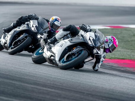 2026 CFMoto 675SR-R, серый, 769410 рублей, вид 4